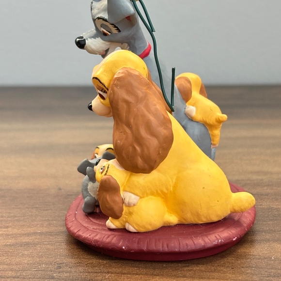 Hallmark Keepsake Ornament Walt Disney's LADY & THE TRAMP Family Portrait 1999 - Picture 8 of 11